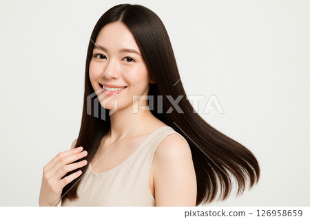 一位面帶微笑、有著美麗閃亮頭髮的女人的畫像 一位面帶微笑、有著美麗閃亮頭髮的女人的畫像 126958659
