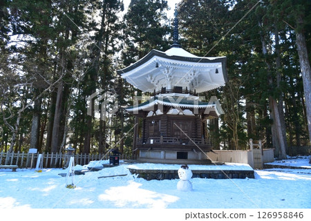 Mount Koya: Rokkakukyodo in winter Mount Koya: Rokkakukyodo in winter 126958846
