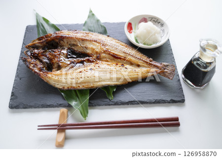 烤鹹鯖魚佐蘿蔔絲 126958870