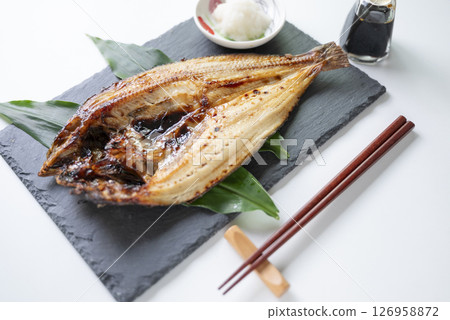 烤鹹鯖魚佐蘿蔔絲 烤鹹鯖魚佐蘿蔔絲 126958872