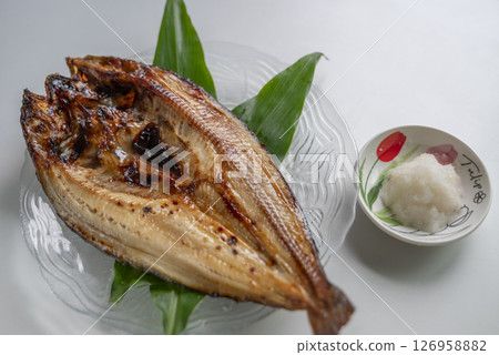 烤鹹鯖魚佐蘿蔔絲 烤鹹鯖魚佐蘿蔔絲 126958882