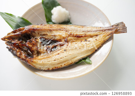 烤鹹鯖魚佐蘿蔔絲 126958893