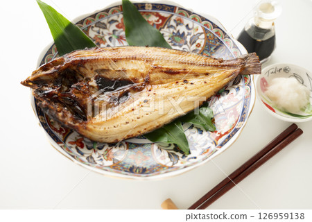 用鹽烤的阿特卡鯖魚盛放在裝飾盤中 126959138