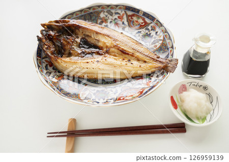 用鹽烤的阿特卡鯖魚盛放在裝飾盤中 126959139
