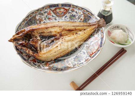 用鹽烤的阿特卡鯖魚盛放在裝飾盤中 用鹽烤的阿特卡鯖魚盛放在裝飾盤中 126959140