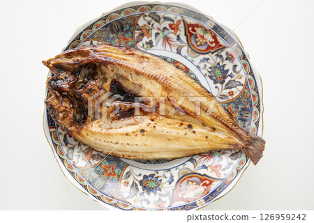 用鹽烤的阿特卡鯖魚盛放在裝飾盤中 126959242