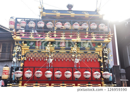 日本岐阜縣高山市：春季高山節：色彩繽紛的遊行花車、美麗的天空、許多燈籠和華麗的裝飾 126959390