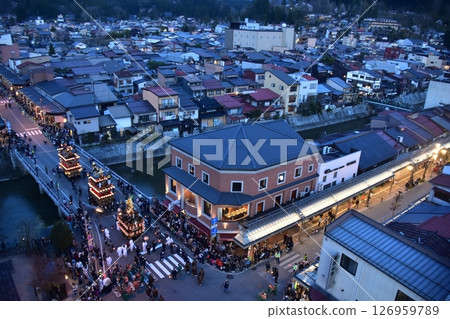 日本岐阜縣高山市：春季高山祭夜祭：日落後遊行的燈籠花車：街道鳥瞰圖 126959789