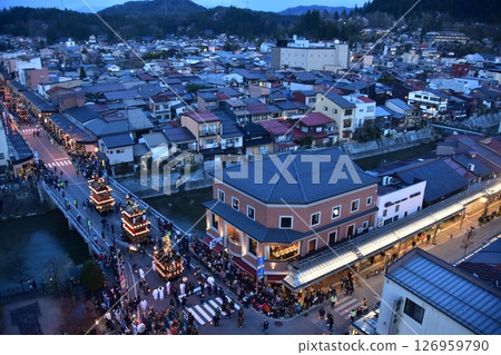 日本岐阜縣高山市:春季高山祭夜祭:日落後遊行的燈籠花車:街道鳥瞰圖 日本岐阜縣高山市:春季高山祭夜祭:日落後遊行的燈籠花車:街道鳥瞰圖 126959790