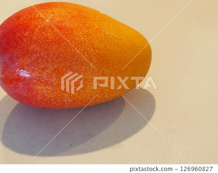 鮮紅色和黃色的成熟芒果 126960827