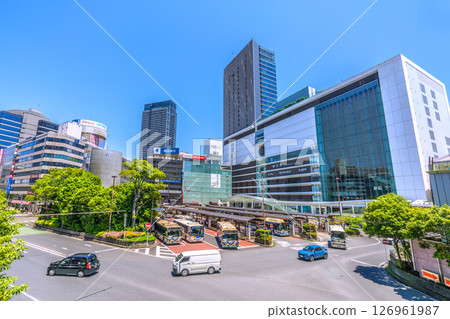 俯瞰橫濱站和 JR 橫濱塔的日本橫濱城市景觀 126961987