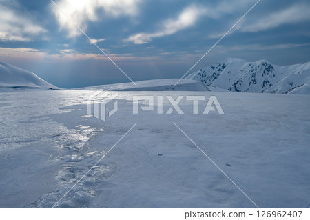 富山縣立山的雪山 富山縣立山的雪山 126962407
