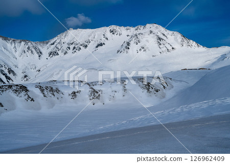 富山縣立山的雪山 126962409