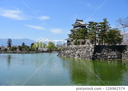 Remaining snow on the Hida Mountains and the castle tower (Matsumoto Castle) 126962574