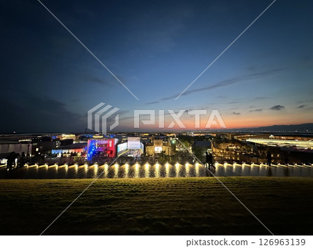 黎明前的天空和色彩漸層美麗的建築 黎明前的天空和色彩漸層美麗的建築 126963139