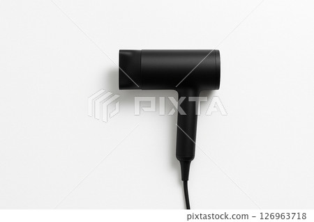 白色背景上放置的簡單黑色吹風機 126963718