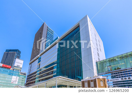 俯瞰橫濱站和 JR 橫濱塔的日本橫濱城市景觀 126965200