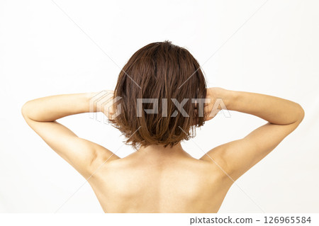 一位女士梳理著背上的頭髮 一位女士梳理著背上的頭髮 126965584