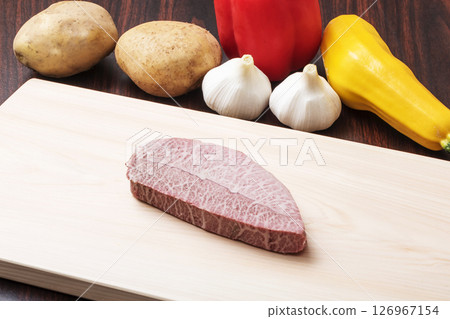 砧板上的新鮮生牛肉,和牛牛排,牛排肉,misuji,圖像素材 砧板上的新鮮生牛肉,和牛牛排,牛排肉,misuji,圖像素材 126967154