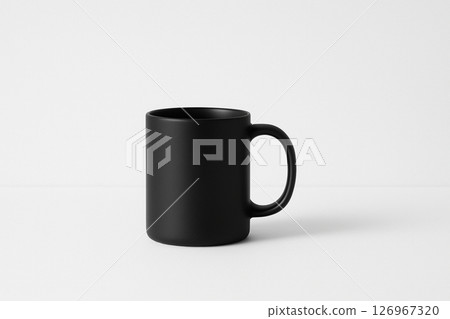 白色背景上一個簡單的黑色杯子 126967320