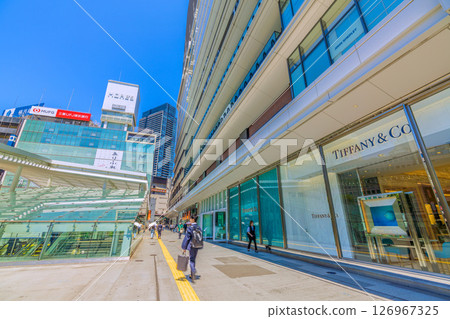 日本橫濱城市景觀，俯瞰橫濱站和塔樓公寓 126967325