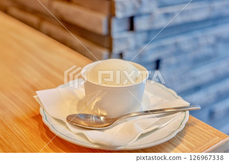 咖啡館的香草冰淇淋 咖啡館的香草冰淇淋 126967338