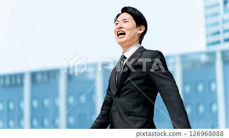 走在辦公區的男性商人 126968088