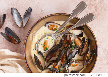 Mussels in creamy garlic sauce, served with fresh herbs and spices, homemade, no people, 126968418