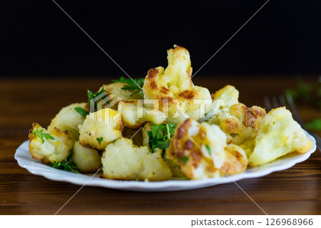 Top view of crispy cauliflower with parsley 126968966
