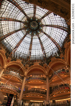 France, Paris, Galeries Lafayette, domed ceiling 126969331