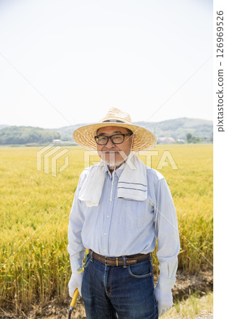 初夏時節，日本農民站在麥田裡 126969526