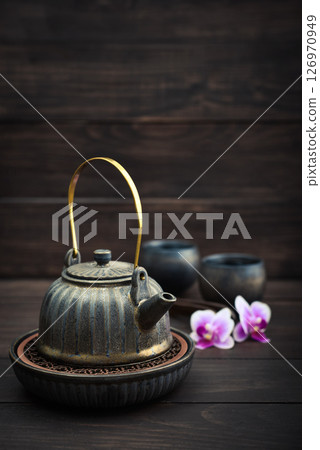 Traditional asian tea ceremony arrangement: ceramic teapot, cups and bamboo chaban 126970949