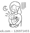 一位母親在夜裡抱著哭鬧的嬰兒，看起來很疲憊 126971455