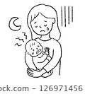 一位母親在夜裡抱著哭鬧的嬰兒，看起來很疲憊 126971456