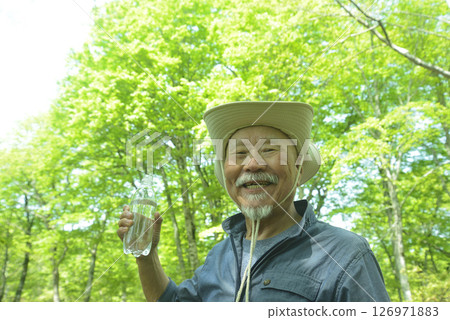 Elderly people bathing in the forest stay hydrated to prevent heatstroke 126971883