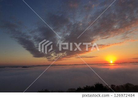 從廣島縣三好市霧之海展望台看到的雲海上升起的太陽 126972484