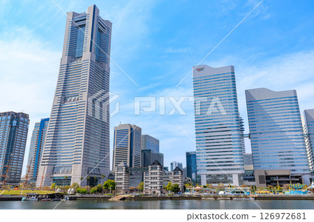 神奈川縣橫濱市橫濱地標塔和橫濱皇后廣場的鐵路景觀 126972681