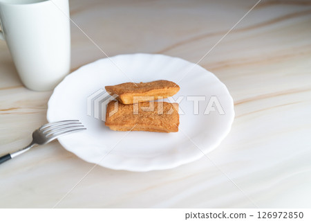 Freshly baked financiers served with a fork② Freshly baked financiers served with a fork② 126972850