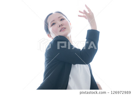 一位女子以動感的舞蹈動作展現酷炫的運動形象 一位女子以動感的舞蹈動作展現酷炫的運動形象 126972989