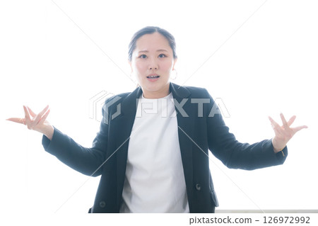 一位女子以動感的舞蹈動作展現酷炫的運動形象 126972992