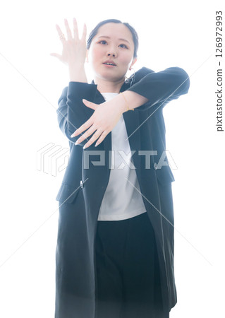 一位女子以動感的舞蹈動作展現酷炫的運動形象 126972993