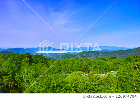 秋田縣仙北市的田澤湖遠景,清晨的田澤湖被夢幻般的雲海包圍。 秋田縣仙北市的田澤湖遠景,清晨的田澤湖被夢幻般的雲海包圍。 126974794