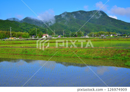 栃木市大久保町附近的清晨鄉村山腳下,鏡面倒映,新綠的田園風光 栃木市大久保町附近的清晨鄉村山腳下,鏡面倒映,新綠的田園風光 126974909