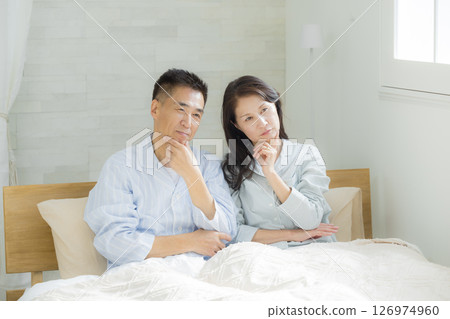 一對中年夫婦在臥室交談 一對中年夫婦在臥室交談 126974960