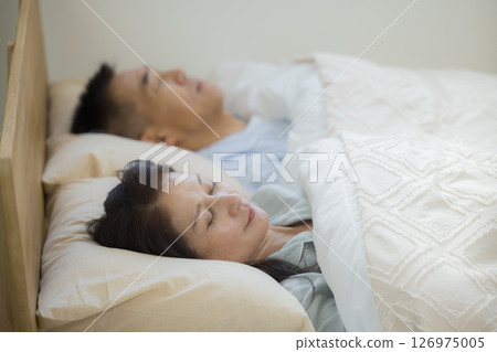 熟睡的中年夫婦 熟睡的中年夫婦 126975005