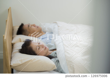 熟睡的中年夫婦 熟睡的中年夫婦 126975006