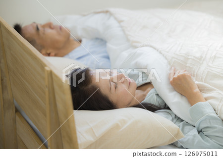 熟睡的中年夫婦 熟睡的中年夫婦 126975011