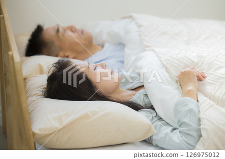 熟睡的中年夫婦 熟睡的中年夫婦 126975012