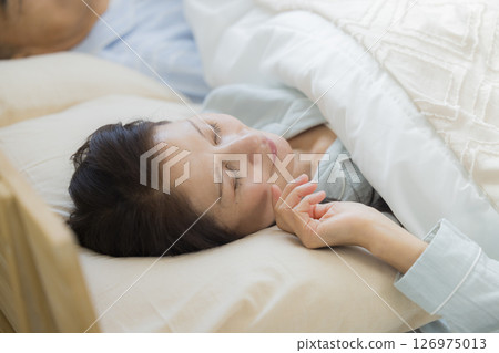 熟睡的中年夫婦 熟睡的中年夫婦 126975013