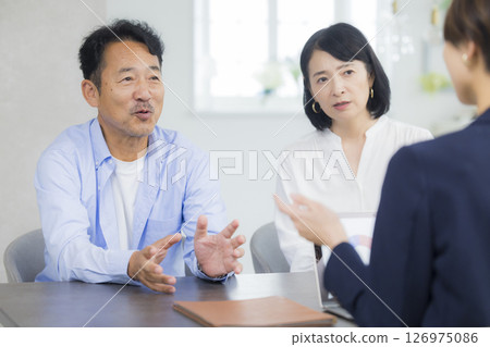 一對中年夫婦正在開會 一對中年夫婦正在開會 126975086